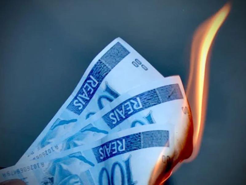 Dólar cai levemente com cenário externo e expectativas para decisão de juros nos EUA