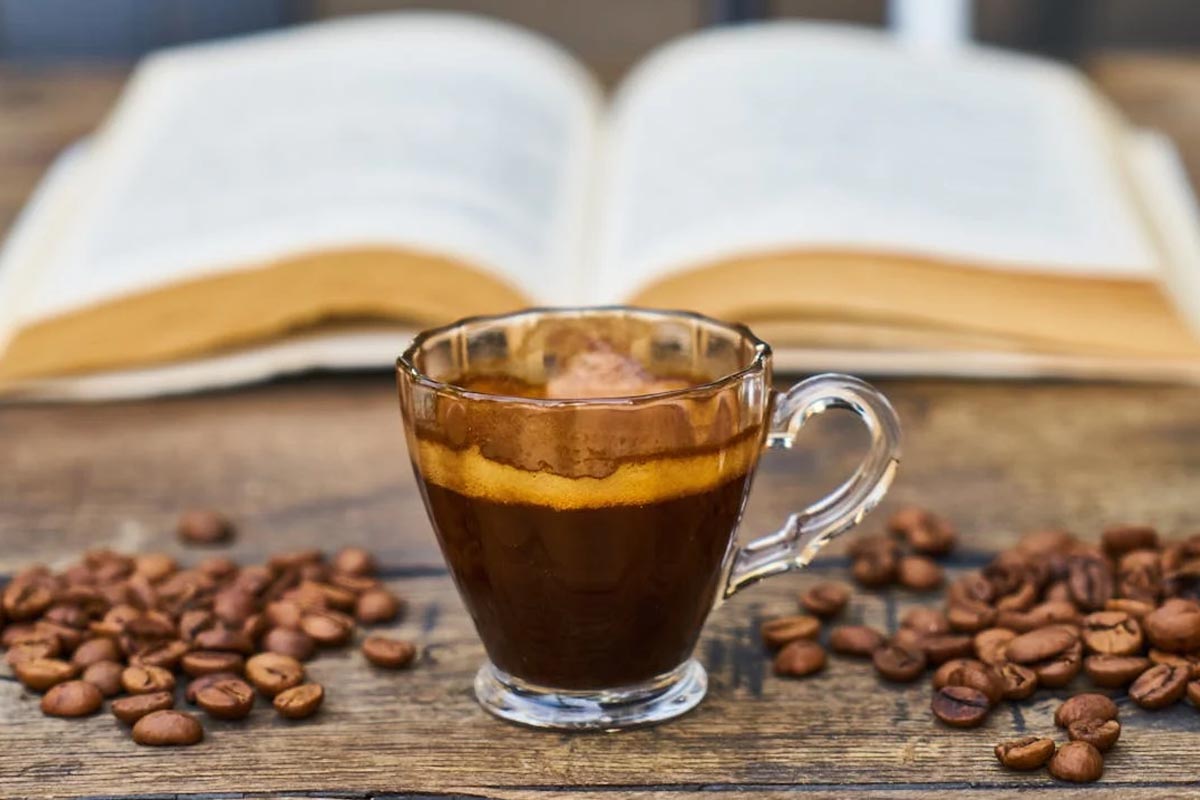 Cotações do café em Nova York disparam 6% e estabelecem novo marco histórico em meio a "compras desesperadas"