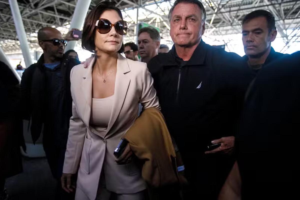 Michelle Bolsonaro ironiza novamente delação de Mauro Cid
