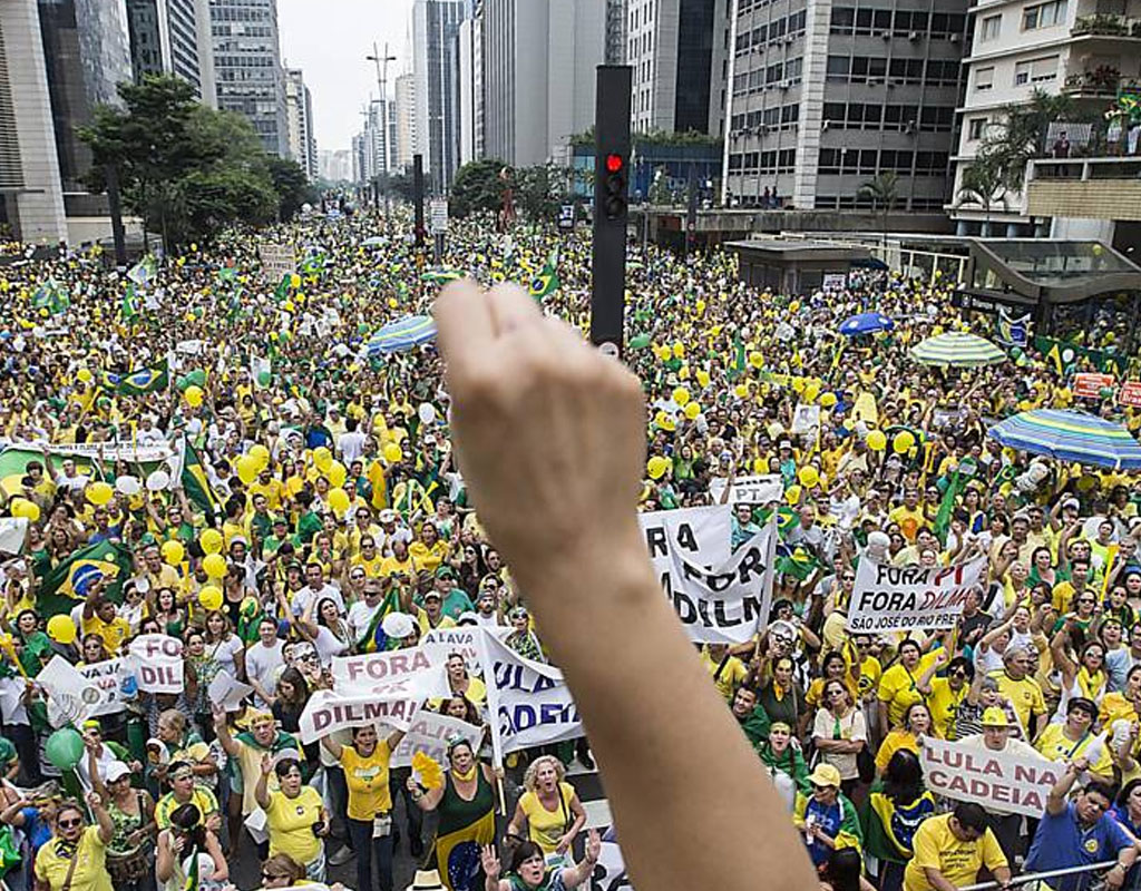 Bolsonaro reúne apoiadores em ato em Copacabana em meio a investigações