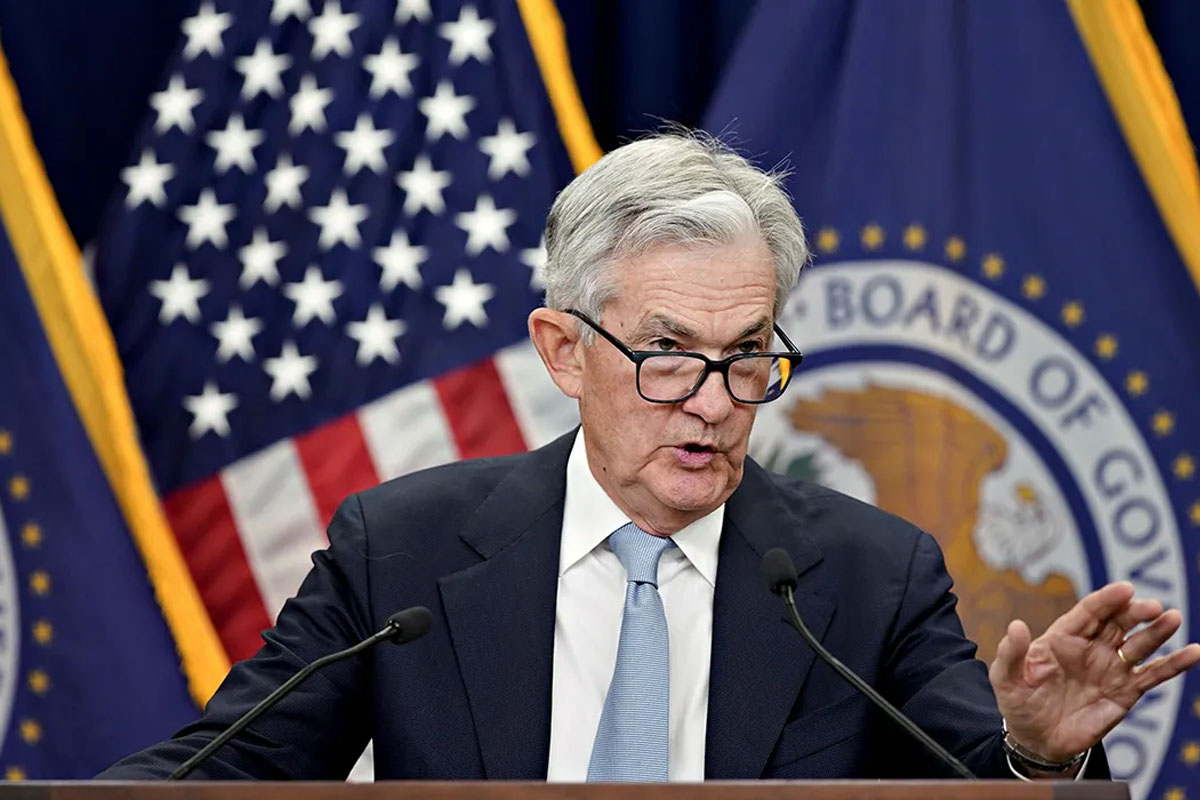 Powell admite preocupação com taxas de juros elevadas, mas reitera dependência da inflação para cortes