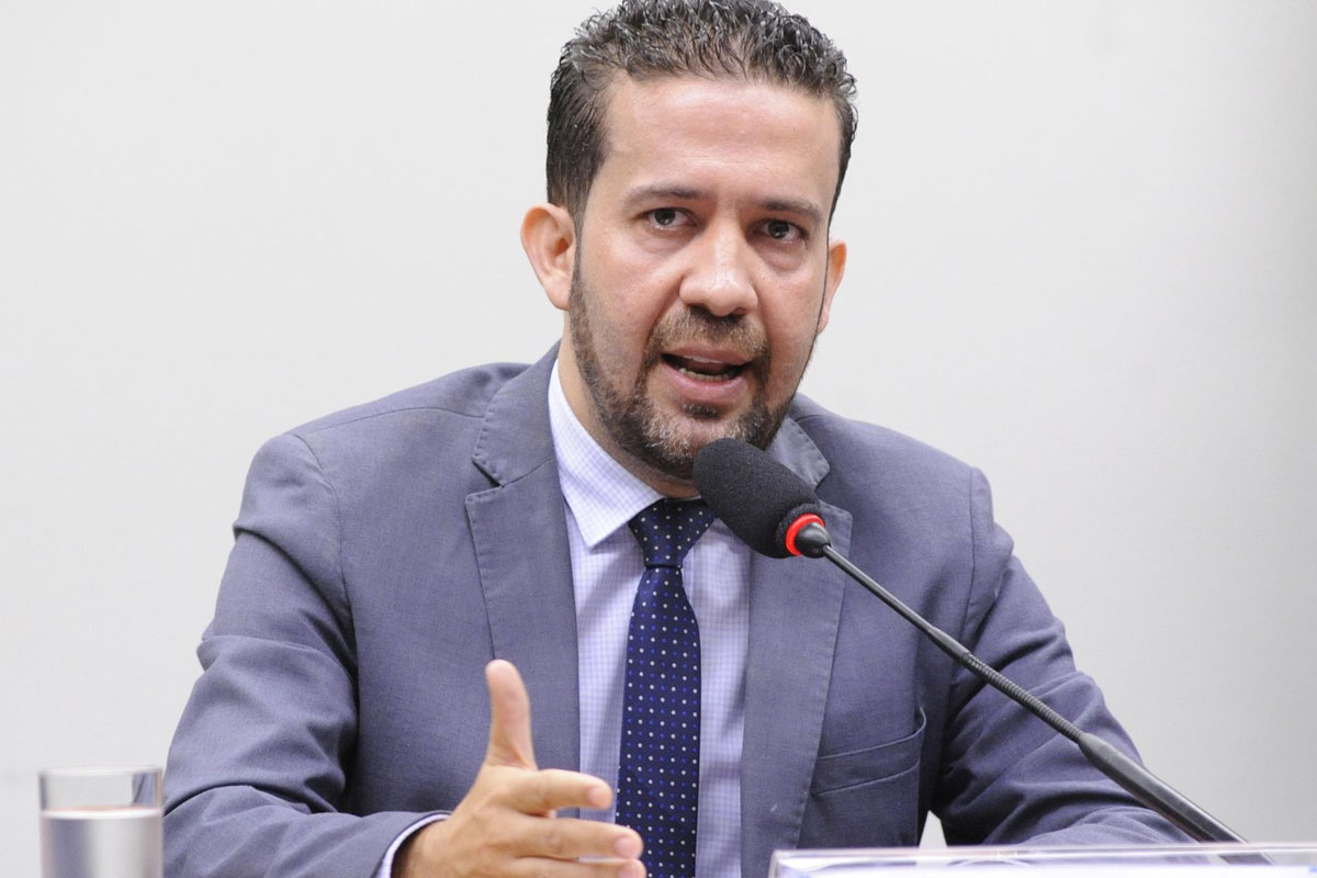 Conselho de Ética Arquiva Processo contra André Janones em Sessão Tumultuada