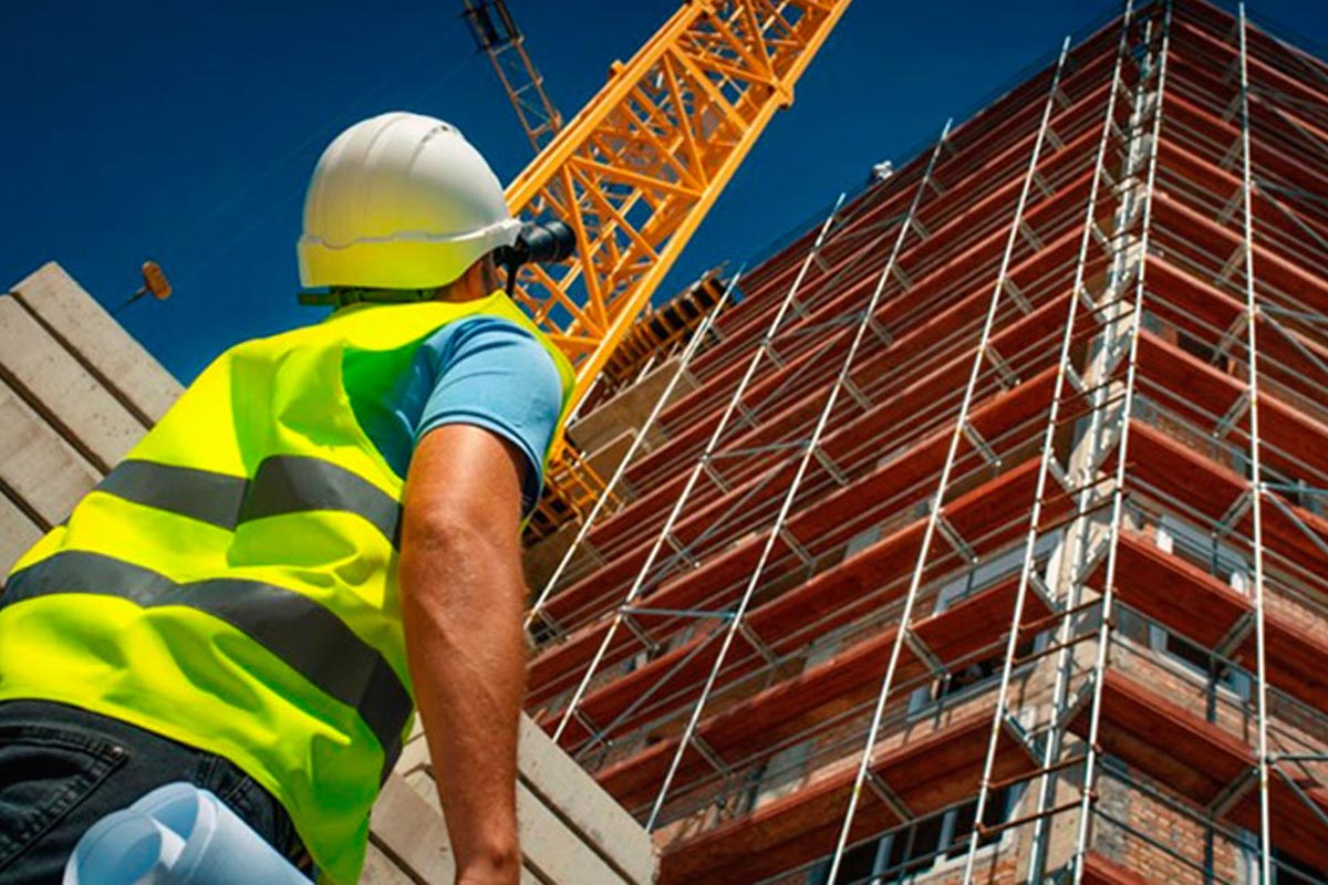 Taxa de juros elevada e escassez de profissionais podem frear criação de empregos na construção civil em 2025